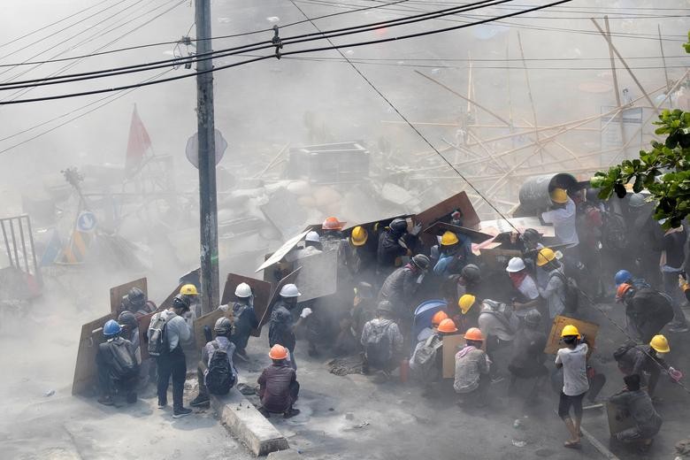 Người biểu tình Myanmar đối đầu với cảnh sát. Ảnh: Reuters