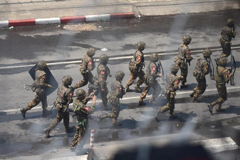 Quân đội Myanmar khống chế người biểu tình hôm 2/3. Ảnh: Reuters