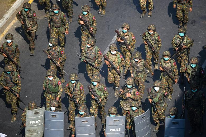 Quân đội Myanmar tham gia trấn áp người biểu tình. Ảnh: Reuters