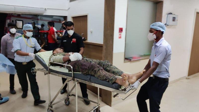 Một binh sĩ Ấn Độ được đưa đi cấp cứu sau khi bị phiến quân phục kích. Ảnh: AP