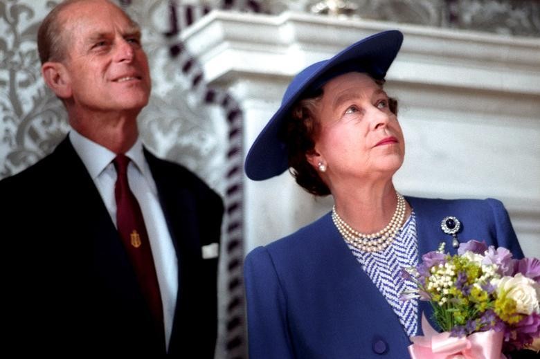 Hoàng tế Philip và Nữ hoàng Anh Elizabeth trong bức ảnh chụp năm 1990. Ảnh: Reuters