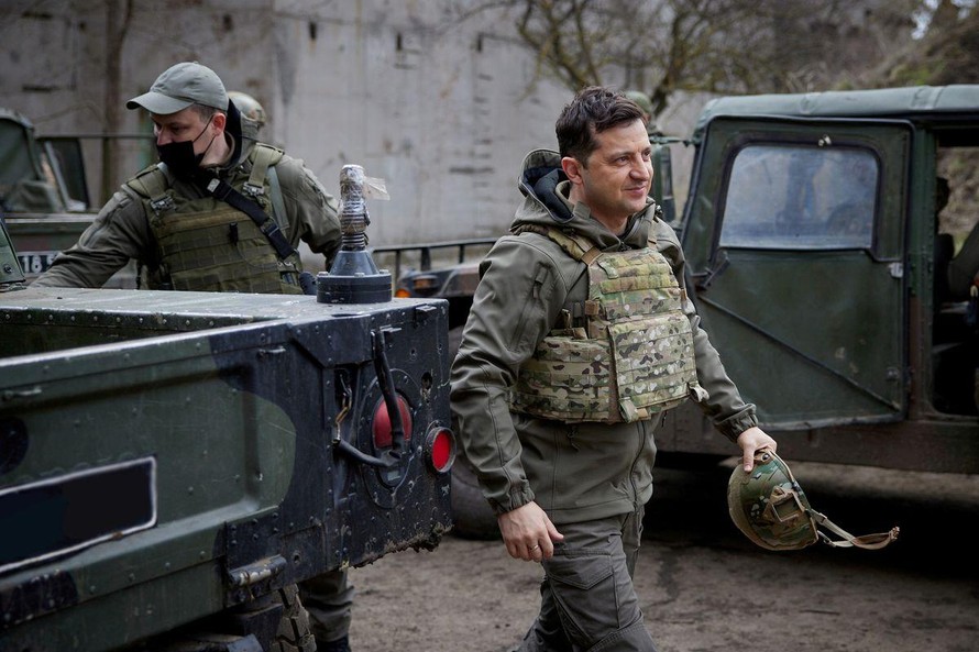 Tổng thống Ukraine Volodymyr Zelenskiy thăm Donbass ngày 9/4. Ảnh: Reuters