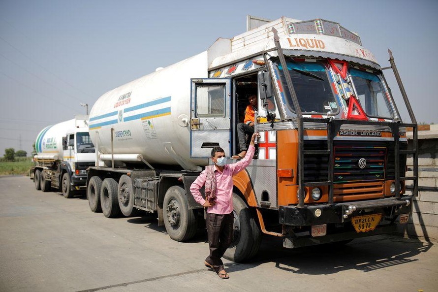 Một tài xế xếp hàng chờ đến lượt nạp oxy ở nhà máy Inox (ngoại ô New Delhi). Ảnh: Reuters