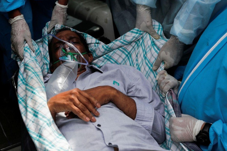 Một bệnh nhân COVID-19 được sơ tán khỏi một vụ cháy tại một bệnh viện ở Virar (ngoại ô Mumbai) ngày 23/4. Ảnh: Reuters