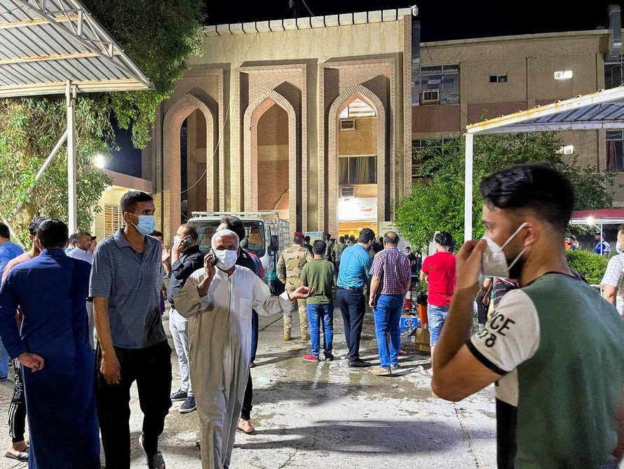 Khung cảnh hỗn loạn bên ngoài bệnh viện Ibn Khatib. Ảnh: Reuters