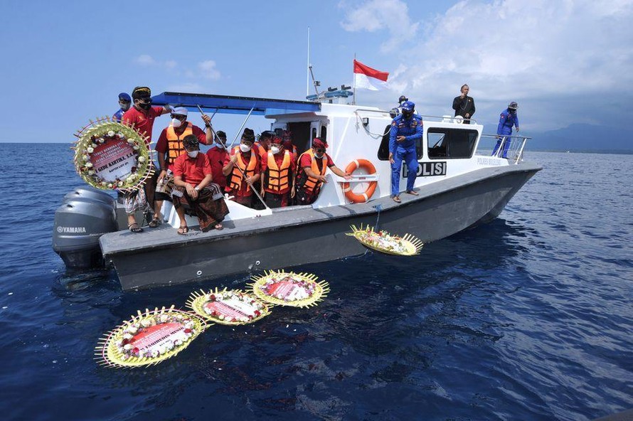 Thả vòng hoa tưởng niệm thủy thủ đoàn tàu KRI Nanggala-402. Ảnh: Reuters