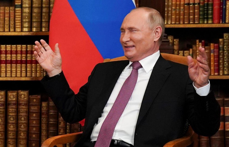 Tổng thống Nga Putin tươi cười trong cuộc trò chuyện với Tổng thống Mỹ Biden. Ảnh: Reuters