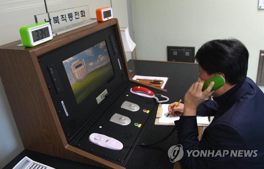 Một nhân viên Hàn Quốc thực hiện cuộc gọi thử với Triều Tiên vào ngày 1/1/2018, thông qua đường dây nóng được thiết lập tại văn phòng liên lạc liên Triều ở làng đình chiến Bàn Môn Điếm. Ảnh: Yonhap