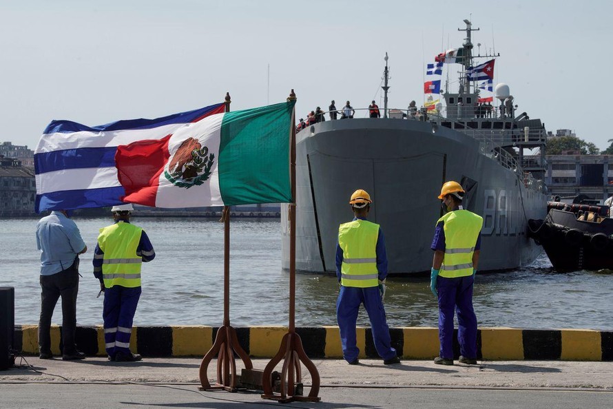 Cảng Havana (Cuba) chuẩn bị đón tàu viện trợ của Mexico. Ảnh: Reuters