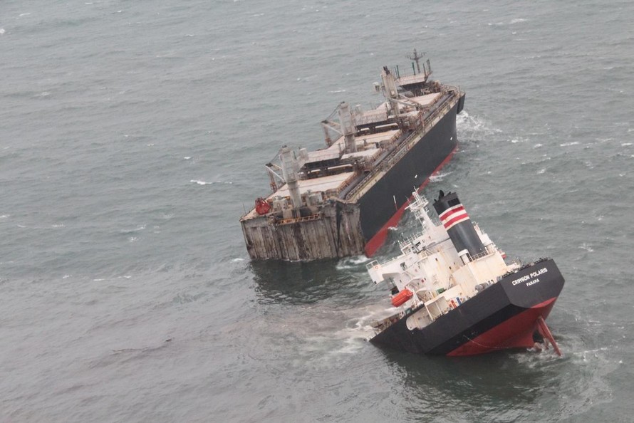 Con tàu gãy làm đôi khiến dầu tràn xuống biển. Ảnh: Reuters