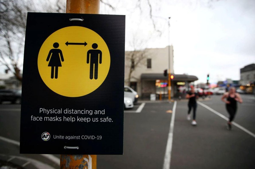 Biển khuyến cáo đeo khẩu trang và giữ khoảng cách ở New Zealand. Ảnh: Reuters