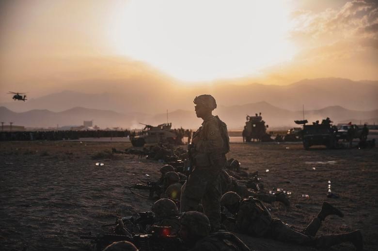 Lính Mỹ canh gác ở sân bay Kabul. Ảnh: Reuters