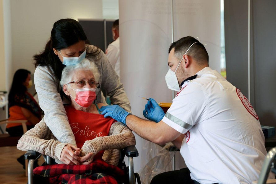 Một cụ bà người Israel đi tiêm vắc-xin. Ảnh: Reuters
