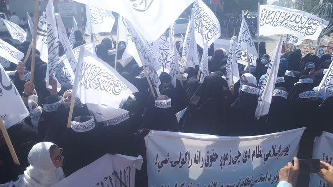 Phụ nữ tuần hành ủng hộ Taliban ở thành phố Kunduz. Ảnh: Twitter