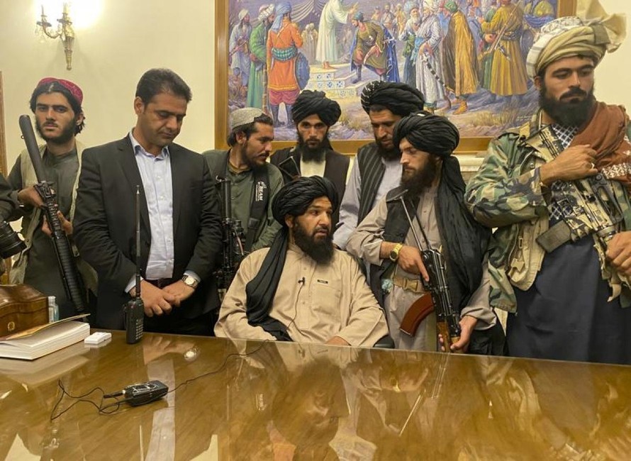 Các tay súng Taliban bên trong Dinh Tổng thống Afghanistan ngày 15/8. Ảnh: AP
