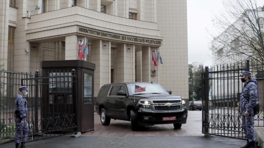 Một chiếc xe gắn cờ Mỹ xuất hiện tại Bộ Ngoại giao Nga ở Moscow. Ảnh: Tass
