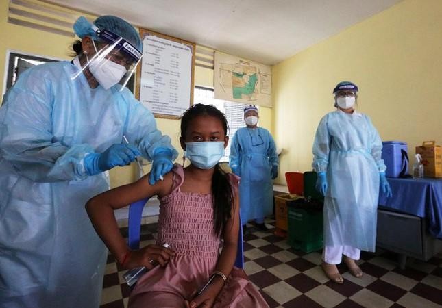 Trẻ em Campuchia tiêm vắc-xin trước mùa tựu trường. Ảnh: Khmer Times