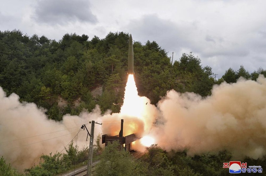 Hình ảnh vụ thử tên lửa đạn đạo từ tàu hoả của Triều Tiên. Ảnh: KCNA