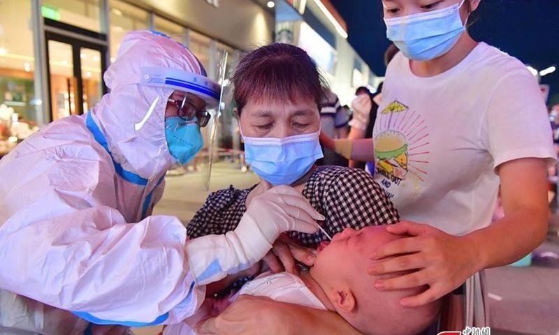 Một học sinh tiểu học được xét nghiệm ở Phủ Điền. Ảnh: Global Times