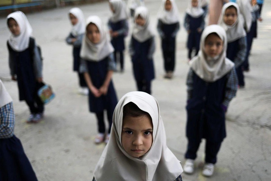 Nữ sinh cấp một ở Kabul trở lại trường học ngày 18/9. Ảnh: Reuters