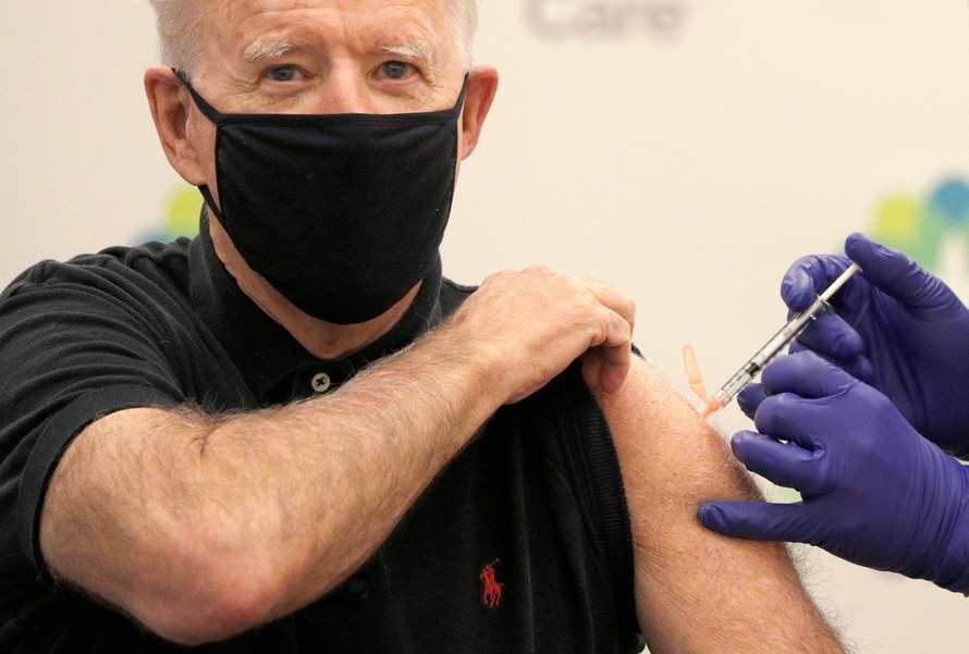 Tổng thống Biden tiêm vắc-xin ngừa COVID-19. Ảnh: Reuters