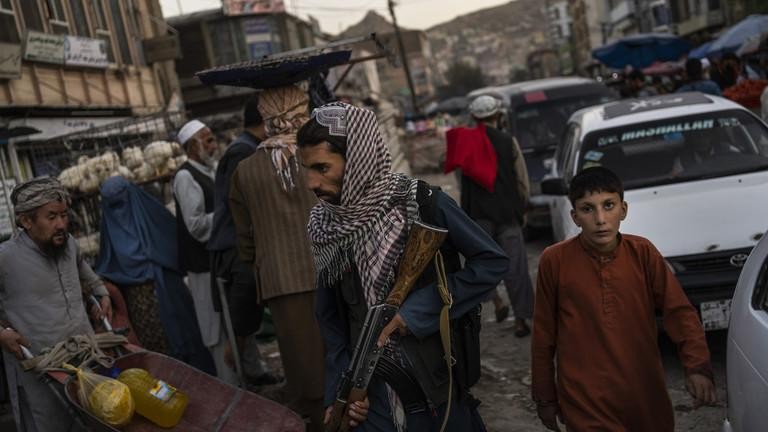 Một binh sĩ Taliban đi tuần ở chợ. Ảnh: AP