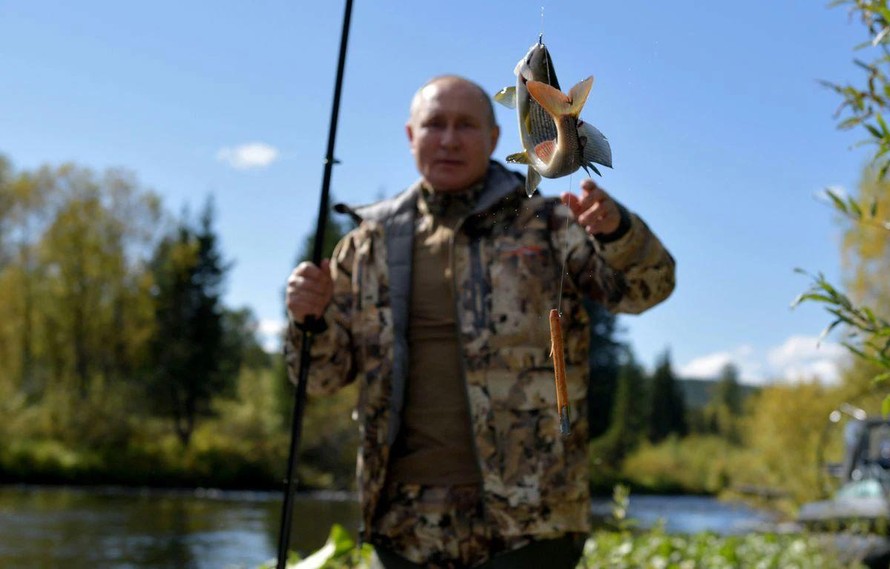 Ông Putin đi câu cá ở Siberia. Ảnh: Reuters