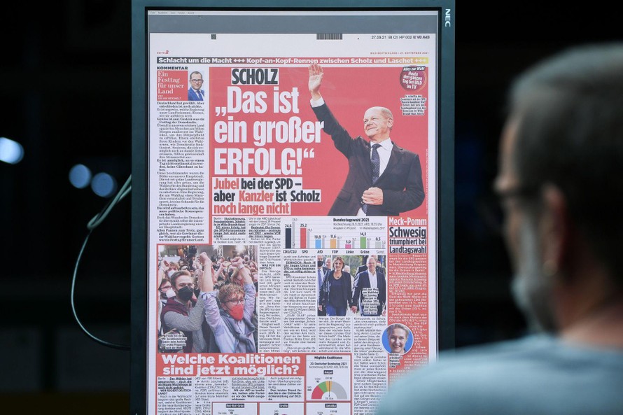 Một tờ báo ở Đức đưa tin về chiến thắng của SPD sau khi kết quả sơ bộ được cơ quan bầu cử công bố. Ảnh: Reuters