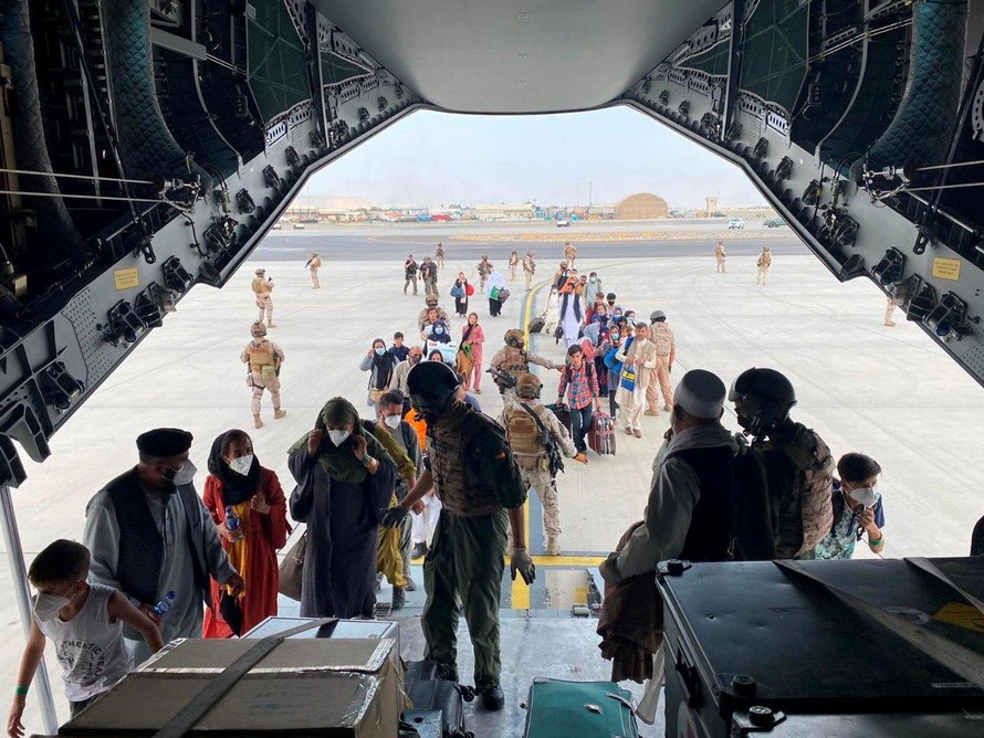 Lực lượng nước ngoài sơ tán công dân từ Afghanistan. Ảnh: Reuters