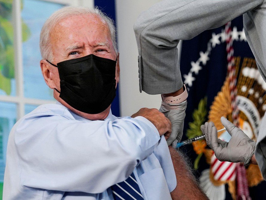 Ông Biden tiêm vắc-xin liều tăng cường hôm 27/9. Ảnh: Reuters