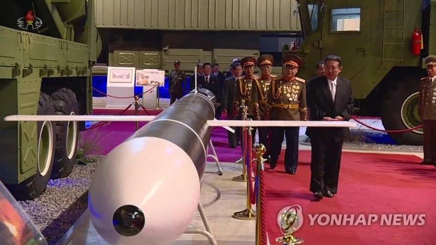 Chủ tịch Triều Tiên Kim Jong-un tham dự triển lãm quốc phòng ngày 11/10. Ảnh: Yonhap