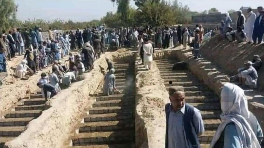 Hố chôn tập thể của các nạn nhân vụ đánh bom nhà thờ tỉnh Kandahar ngày 15/10. Ảnh: RT
