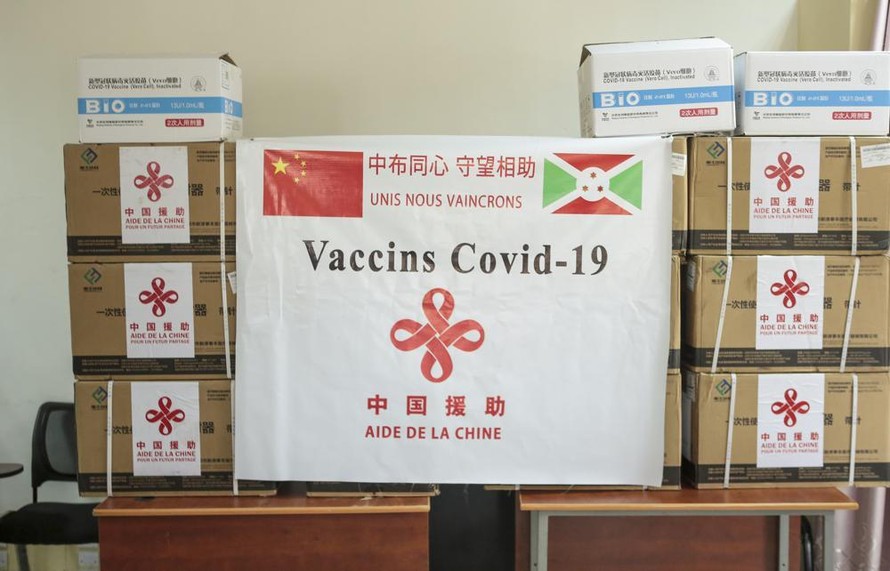 Burundi vừa bắt đầu tiêm vắc xin sau khi nhận được lô Sinopharm đầu tiên của Trung Quốc. Ảnh: AP