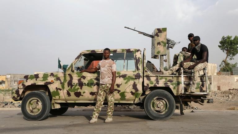 Binh sĩ Nigeria đi tuần ở Borno. Ảnh: Reuters