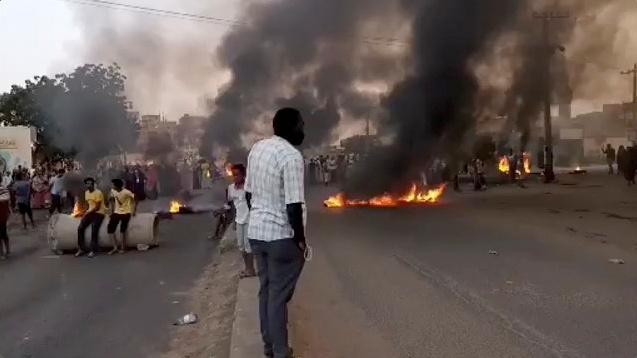 Người biểu tình xuống đường ở thủ đô Khartoum sau khi quân đội bắt giữ nhiều quan chức dân sự. Ảnh: Reuters
