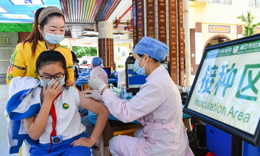 Một học sinh tiểu học ở Hải Nam (Trung Quốc) tiêm vắc xin ngày 26/10. Ảnh: VCG