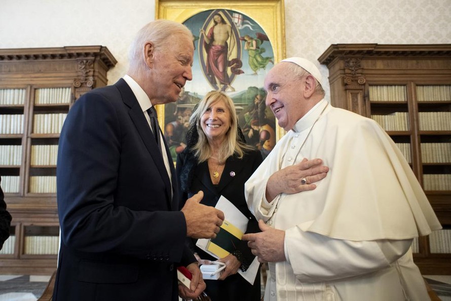 Tổng thống Mỹ Joe Biden yết kiến Giáo hoàng Francis tại Toà thánh Vatican ngày 29/10. Ảnh: AP