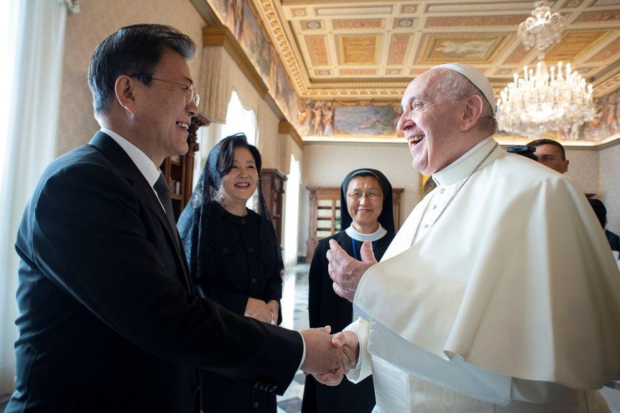 Tổng thống Hàn Quốc Moon Jae-in và phu nhân Kim Jung-Sook yết kiến Giáo hoàng Francis tại Vatican ngày 29/10. Ảnh: Reuters