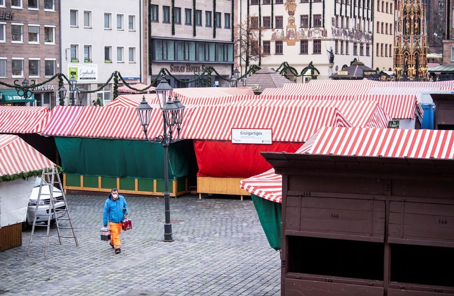 Chợ Giáng sinh nổi tiếng nhất ở Đức - Nuremberg đã phải đóng cửa. Ảnh: Reuters