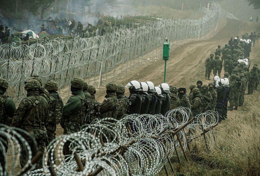 Lực lượng an ninh ở hàng rào biên giới gần Kuzcina (Ba Lan). Ảnh: Reuters