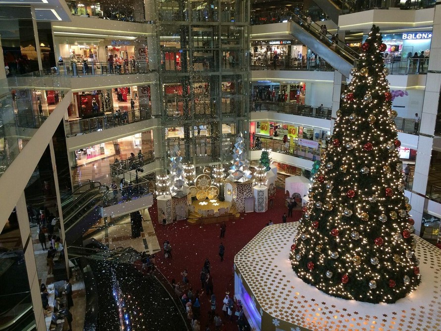Cây thông Giáng sinh tại một trung tâm thương mại ở Jakarta (Indonesia). Ảnh: Wikipedia