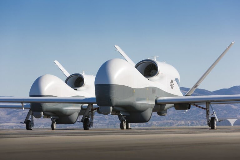 Hai chiếc máy bay không người lái Tritom MQ-4C. Ảnh: Breaking Defense.