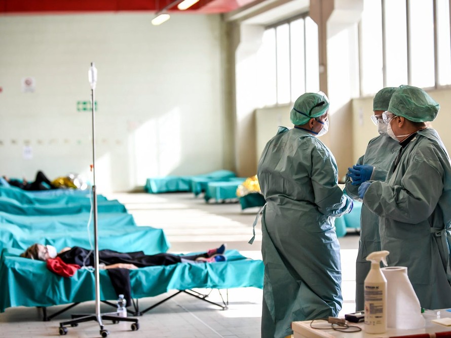 Nhân viên y tế Ý làm việc trong một khu vực tiếp nhận, điều trị bệnh nhân Covid-19 được xây dựng khẩn cấp. Ảnh: AP. 
