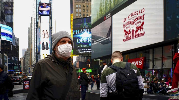 Một người đeo khẩu trang trên Quảng trường Thời đại ở New York, Mỹ ngày 3/3. Ảnh: Getty.