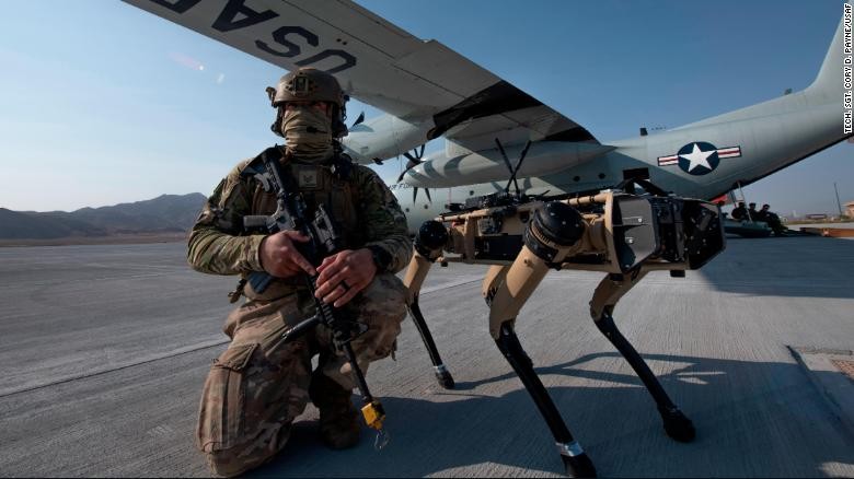 Thượng sĩ John Rodiguez và chó máy trong đợt diễn tập tại căn cứ không quân Nellis. Ảnh: USAF.