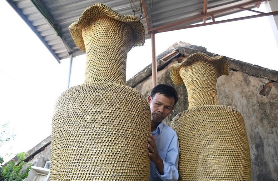 Phải mất hơn 4 năm, ông Nguyễn Văn Đại Dương mới hoàn thành được cặp độc bình từ hàng triệu khoen lon bia này. Ảnh: Nguyễn Ngọc 