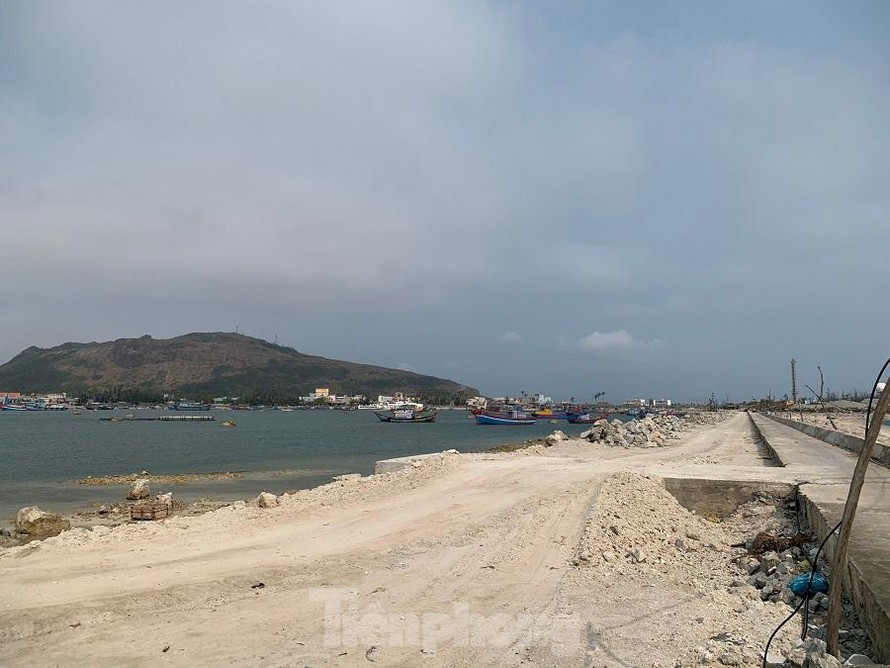 Dự án Vũng neo đậu tàu thuyền Lý Sơn thi công 17 năm vẫn nham nhở