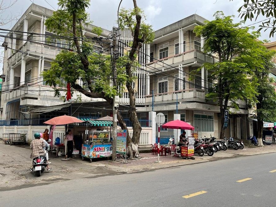 Trụ sở Công ty xổ số kiến thiết trên đường Phan Đình Phùng, TP Quảng Ngãi khóa chặt cửa nhiều năm qua. 