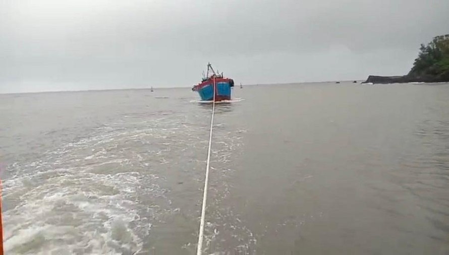 Chín ngư dân cùng tàu cá bị hỏng máy được đưa vào bờ an toàn.