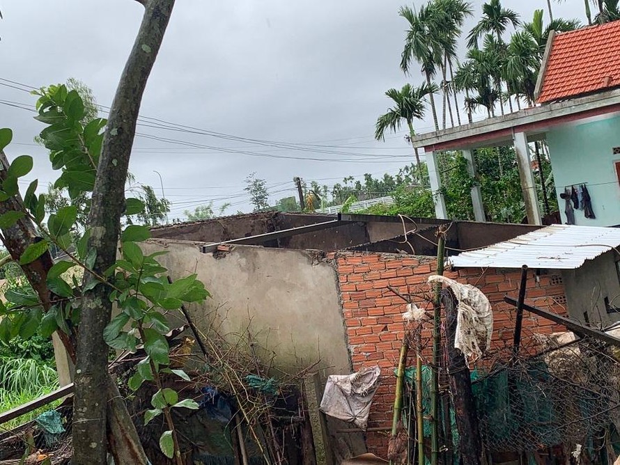 54 nhà dân ở huyện Tư Nghĩa (Quảng Ngãi) bị tốc mái, hư hỏng nặng sau trận lốc xoáy.